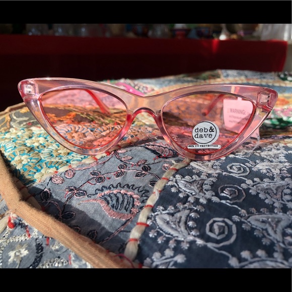 Accessories - Trendy Cat Eye Shades 💕